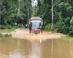 অল্প বৃষ্টিতে বিয়ানীবাজার আঞ্চলিক মহাসড়কে পানি, বিপাকে পরিক্ষার্থী ও সাধারন মানুষ